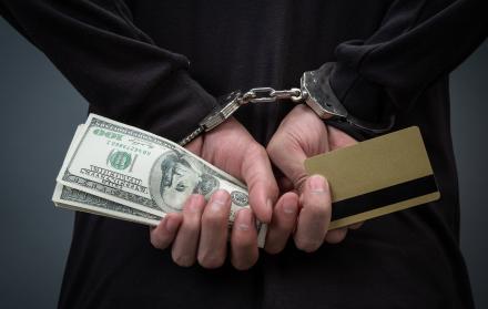 ladron-con-sombrero-negro-que-oculta-la-cara-fue-arrestado-en-gris