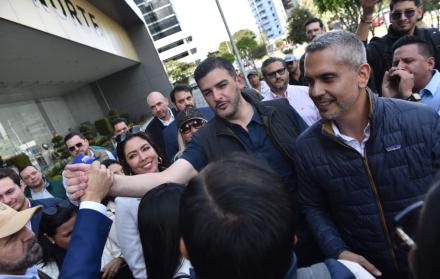 Aquiles llegando a la audiencia en Quito