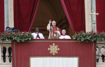 El papa León XIV en su primer mensaje de Navidad antes de la bendición 'Urbi et Orbi' asomado al balcón de la fachada de la basílica de San Pedro este 25 de diciembre de 2025