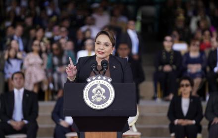 Fotografía de archivo del 18 de diciembre de 2025 que muestra a la presidenta de Honduras, Xiomara Castro, hablando durante la ceremonia de traspaso de mando