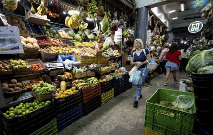 Una persona camina en el mercado de Quinta Crespo el 22 de diciembre de 2025, en Caracas (Venezuela).