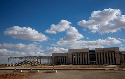 una vista del ferrocarril egipcio Green Line Electric Express, en construcción en la Nueva Capital Administrativa, al este de El Cairo
