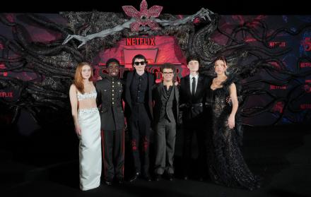 Sadie Sink, Caleb McLaughlin, Finn Wolfhard, Gaten Matarazzo, Noah Schnapp y Millie Bobby Brown en la premier de Stranger Things.