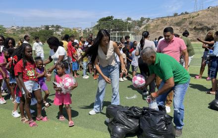 Carlos Macías ex Barcelona sorprendió con los Papá Noel deportivos en Socio Vivienda 2.