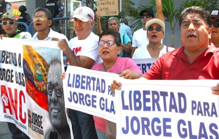 Los militantes de la Revolución Ciudadana (RC) acudieron a la Unidad Judicial de Santa Elena y esperaban que Glas llegara a la audiencia.