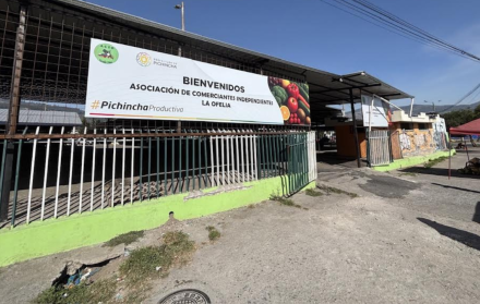 En la feria libre de La Ofelia, en Cotocollao, norte de Quito, vendedores se organizaron para contar con techo.