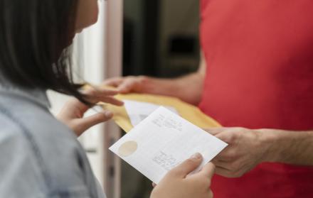 cerrar-mujer-recibio-correo-por-servicio-de-entrega