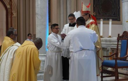 Luis Cabrera ordena sacerdotes