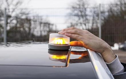 Ministerio del Interior prohíbe balizas o dispositivos luminosos en autos privados.