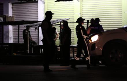 Personal de Criminalística realizó el levantamiento de los cuerpos tras la balacera en Flor de Bastión, Guayaquil.