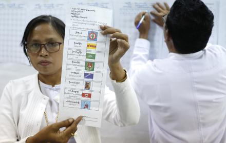 Funcionarios electorales de Myanmar