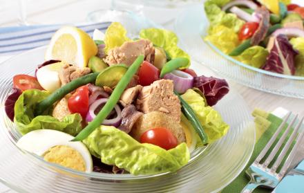 presentacion-de-ensalada-de-atun