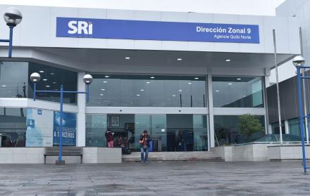 Fachada de una agencia del SRI, en Quito.