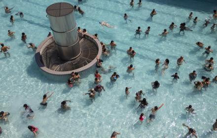 Personas en la piscina en São Paulo