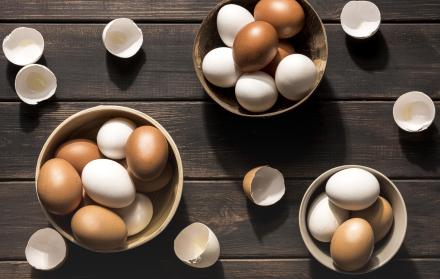 vista-superior-cuencos-con-huevos-de-gallina