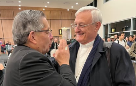 El arzobispo de Quito, monseñor Alfredo Espinoza, despide a monseñor Andrés Carrascosa.