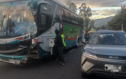 Un bus, un auto y una moto se impactaron cuando circulaban sobre la autopista General Rumiñahui, en sentido valle de Los Chillos  - Quito.