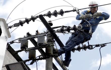 La Empresa Eléctrica aseguró que el personal de la entidad atenderá una orden para reparar un poste chocado, el cual habría causado los cortes en Calderón.