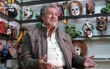 Vicente Paredes, artesano quiteño y creador del Palacio de la Careta, moldea máscaras que dan vida a la tradición del Año Viejo.