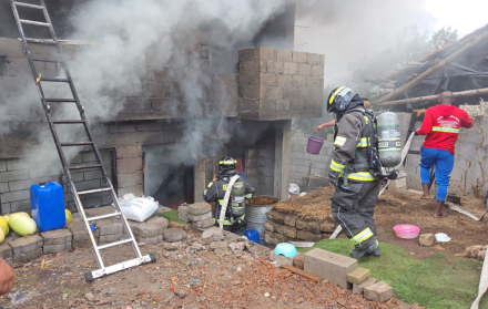 El Cuerpo de Bomberos de Quito acudió con 11 de sus efectivos a Nayón, la tarde del 31 de diciembre del 2025.