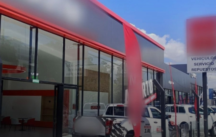 En las avs. Eloy Alfaro y Gaspar de Villarroel, norte de Quito, AMC clausuró una concesionaria de autos, a la que desde el 26 de agosto advirtió por construcción sin permisos.