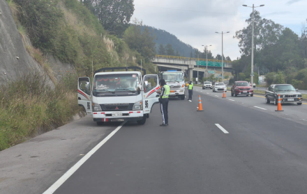 La AMT compartió fotografías de sus operativos, se recordó la restricción para la circulación de transporte pesado, de 06:00 a 10:00, en la Simón Bolívar y Ruta Viva.