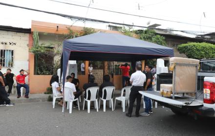 Familiares de Víctor Estrada durante el velorio en Guayaquil, tras el trágico ataque.