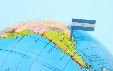 Los trabajadores cortan carne en el frigorífico H&H de Buenos Aires el 5 de diciembre de 2025.