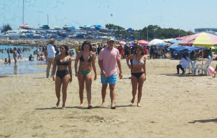 Turistas disfrutan de las playas de Santa Elena durante el feriado de inicio de año.