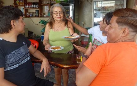 DEVORA ATENDIENDO A LOS CLIENTES CON LAS TOSTADAS.