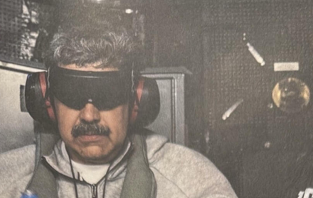 Nicolás Maduro llega a Nueva York en un avión militar tras ser detenido en Caracas.