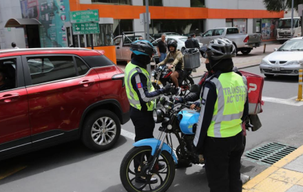 Agentes de Tránsito de Quito Reciben Cámaras Corporales para Combatir la Corrupción