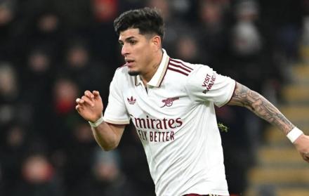 Hincapié no rota, sostiene: el ecuatoriano que eleva al Arsenal.