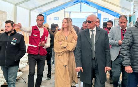 La actriz Angelina Jolie en el paso fronterizo de Rafah