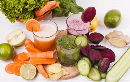 cortar-frutas-y-verduras-con-jugo