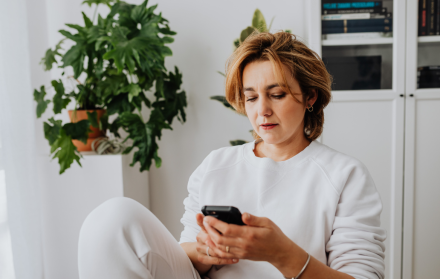 Vaguebooking: Qué Es y Por Qué Publicamos Mensajes Crípticos en Redes