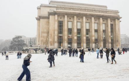 Nevada cerca de la Torre Eiffel en París, Francia,