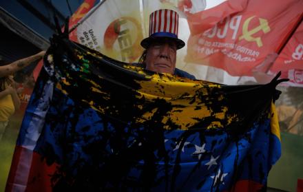 Una persona muestra el 5 de enero de 2026 una máscara de Donald Trump durante una manifestación en Sao Paulo, Brasil
