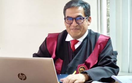 El presidente de la Corte Nacional de Justicia (CNJ), José Suing, confirmó que su hijo ocupa un cargo de Gobierno en el Consulado en Madrid, España.