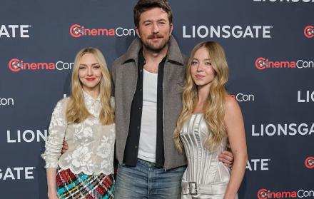Amanda Seyfried. Brandon Sklenar y Sydney Sweeney