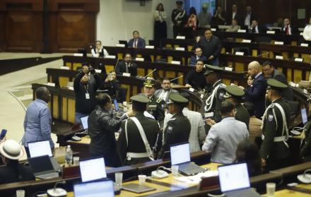 La escolta legislativa tuvo que actuar ante la tensión entre asambleístas de ADN y el correísmo.