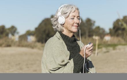 tiro-medio-anciana-escuchando-musica