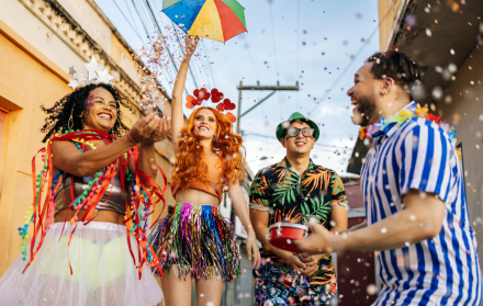 Festividades del Carnaval 2026 en Ecuador atraen turistas nacionales e internacionales.
