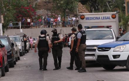 El crimen ocurrió en la vía pública; los cuerpos quedaron tendidos en la calzada.