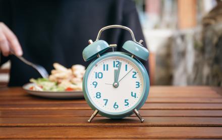 despertador-de-primer-plano-sobre-un-fondo-de-alimentos-borroso