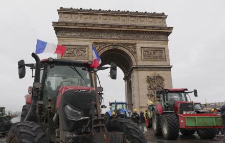 Agricultores franceses protestan, junto al Arco del Triunfo
