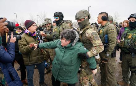 Oficiales federales repelen a manifestantes EEUU