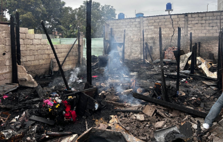 Vivienda del barrio 18 de Octubre quedó destruida tras ataque armado e incendio en Machala.