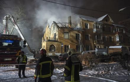 Ataque aéreo ruso en una zona residencial de Kiev, Ucrania