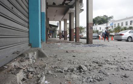 Ataque con artefacto explosivo causó daños materiales en un negocio del centro de Guayaquil.